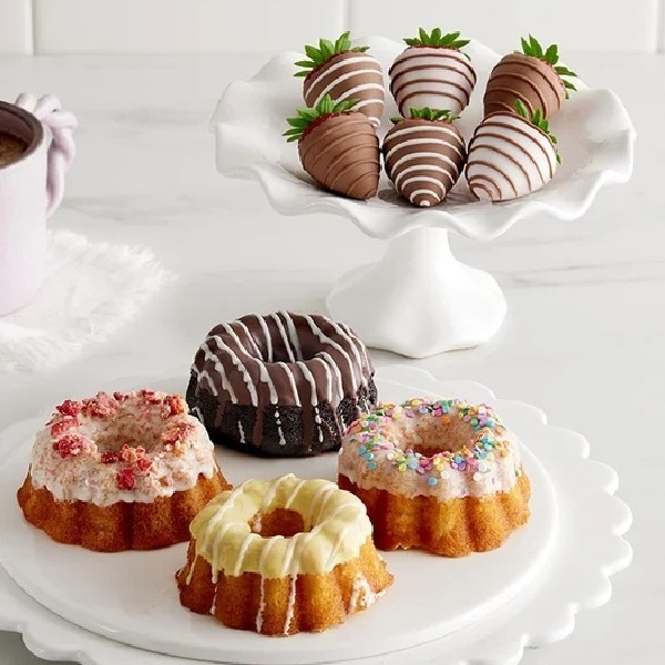 Bundt Cake with Drizzled Strawberries